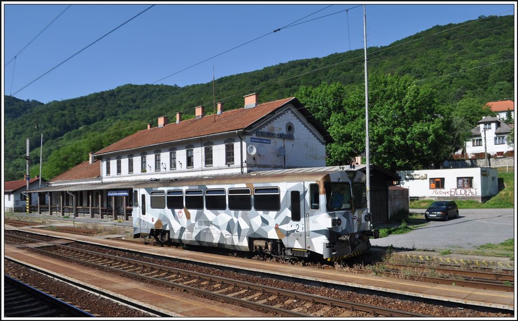 812 035-8 in Hronská Dúbrava. (07.06.2014)