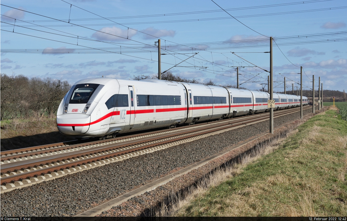812 038-9 (Tz 9038) rauscht durch Hohenthurm.
Viele Grüße zurück ins Cockpit!

🧰 DB Fernverkehr
🚝 ICE 705 (Linie 18) Hamburg-Altona–München Hbf
🕓 12.2.2022 | 12:42 Uhr