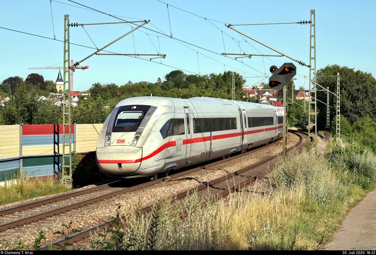 812 048-8 (Tz 9048) als umgeleiteter ICE 592 (Linie 11) von München Hbf nach Erfurt Hbf fährt in Sachsenheim, Rodenweg, auf der Bahnstrecke Bietigheim-Bissingen–Bruchsal (Westbahn (Württemberg) | KBS 770).
[30.7.2020 | 18:32 Uhr]