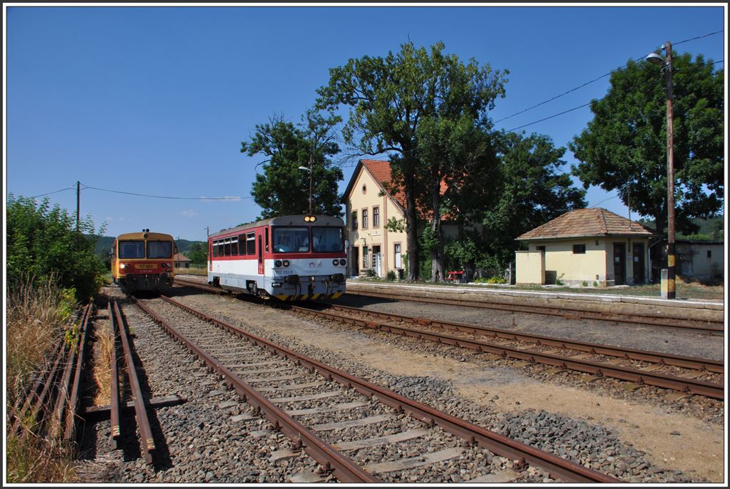 812 052-3 setzt als Extrazug 36723 seine Fahrt ins slowakische Velky Krtis fort. Ich ziehe es vor auf dem idyllischen Bahnhof zu verweilen. (04.07.2015)