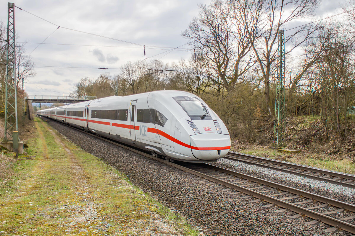 812 067-8 ist in Richtung Fulda bei Kerzell am 22.03.2023 unterwegs.