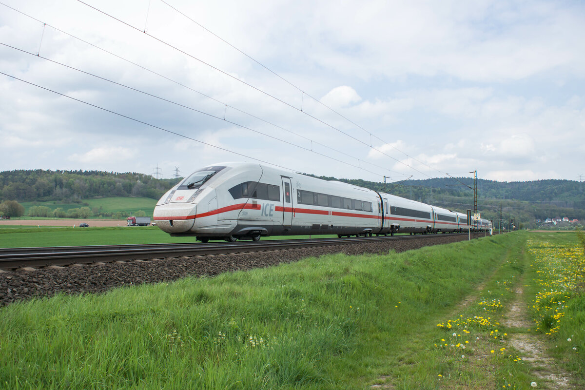 812 209-1 in Richtung Frankfurt/M. unterwegs gesehen am 04.05.2022 bei Reilos.