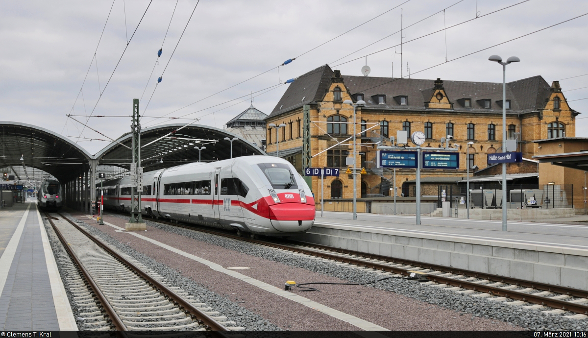 812 213-3 (Tz 9213) mit roter Maske steht in Halle(Saale)Hbf auf Gleis 6 - direkt an der Rückseite des Empfangsgebäudes.

🧰 DB Fernverkehr
🚝 ICE 934 (Linie 15) Berlin Gesundbrunnen–Frankfurt(Main)Hbf
🕓 7.3.2021 | 10:16 Uhr