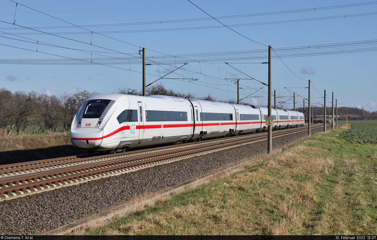 812 214-1 (Tz 9214) unterwegs bei Hohenthurm.

🧰 DB Fernverkehr
🚝 ICE 932 (Linie 15) Berlin Gesundbrunnen–Frankfurt(Main)Hbf
🕓 12.2.2022 | 12:07 Uhr