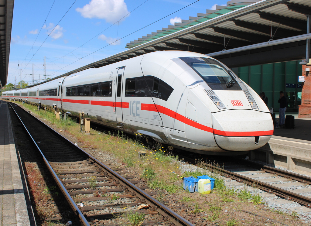 812 217 als ICE 1979 von Rostock Hbf nach Berlin Südkreuz am 23.05.2025 im Rostocker Hbf. 