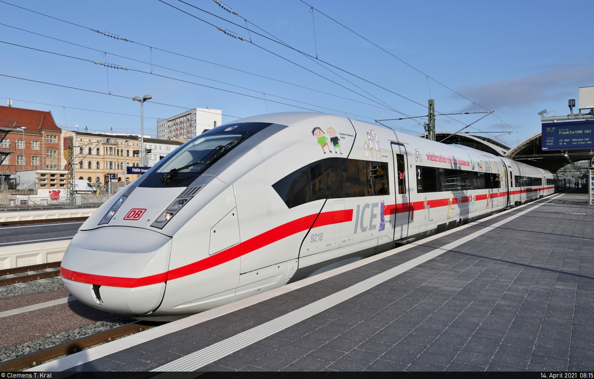 812 218-2 (Tz 9218)  wiedersehen-mit-den-liebsten.de  steht in Halle(Saale)Hbf auf Gleis 6.

🧰 DB Fernverkehr
🚝 ICE 936 (Linie 15) Berlin Gesundbrunnen–Frankfurt(Main)Hbf
🕓 14.4.2021 | 8:15 Uhr