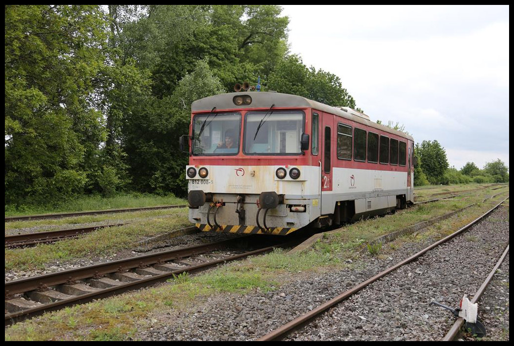 812008-5 als Zug 5882 nach Nove Zamky wartet am 16.5.2019 gegen 14.50 Uhr auf den Gegenzug im Bahnhof Mana.