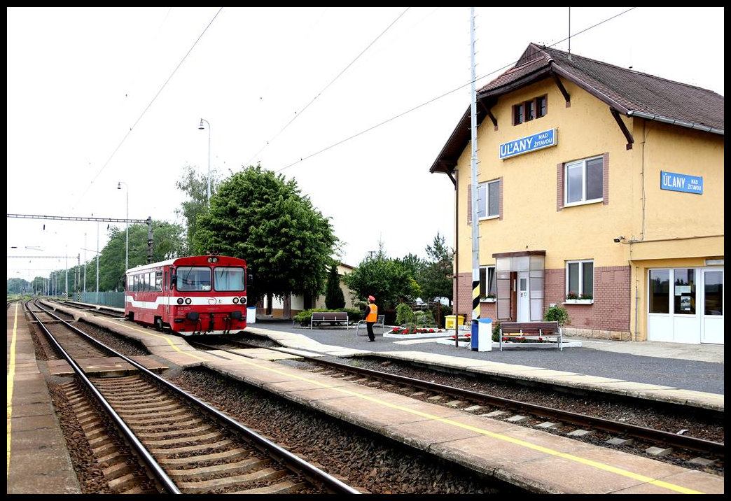 812026-7 als Zug 5823 nach Zlate Moravce fährt hier am 16.5.2019 um 14.23 Uhr in den Bahnhof Ulany nad Zitavou ein.