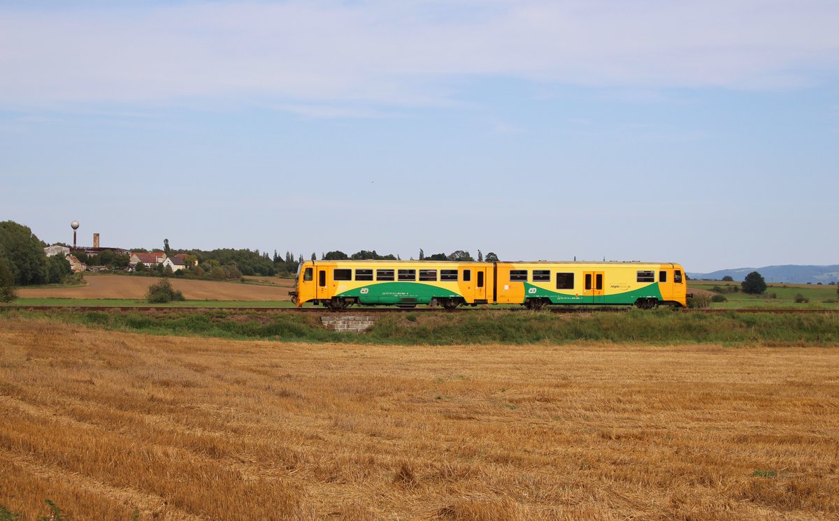 814 004-8 zu sehen mit Os 27213 am 30.08.17 bei Třebeň.