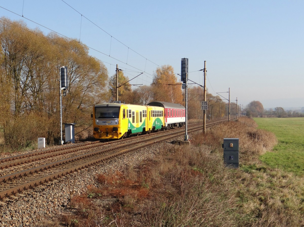814 034-4 hatte am 03.11.15 Schnellzugdienst von Cheb über usti nad Labem gen Prag.
Hier bei der Einfahrt in Tršnice mit dem Schlafwagen aus Kosice.
