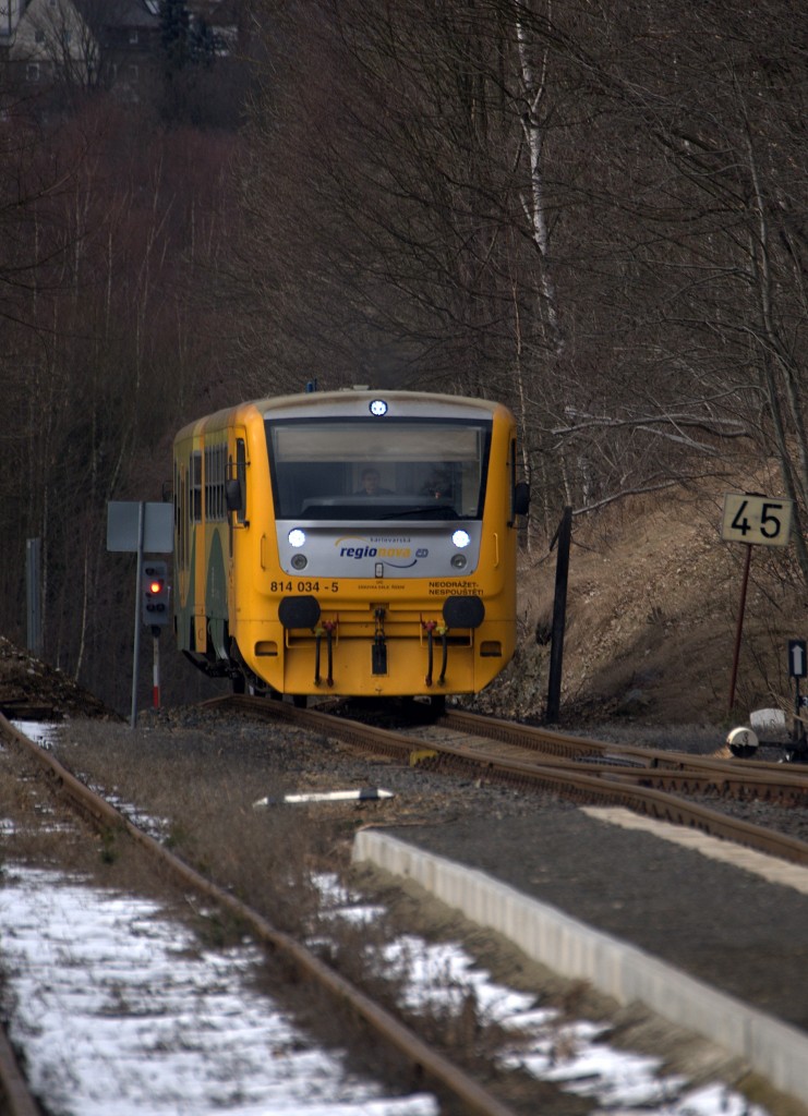 814 034 - 5 gerade eben in Johanngeorgenstadt abgefahren erklimmt  die Steigung nach Potucky.11.02.2014 14:38 Uhr