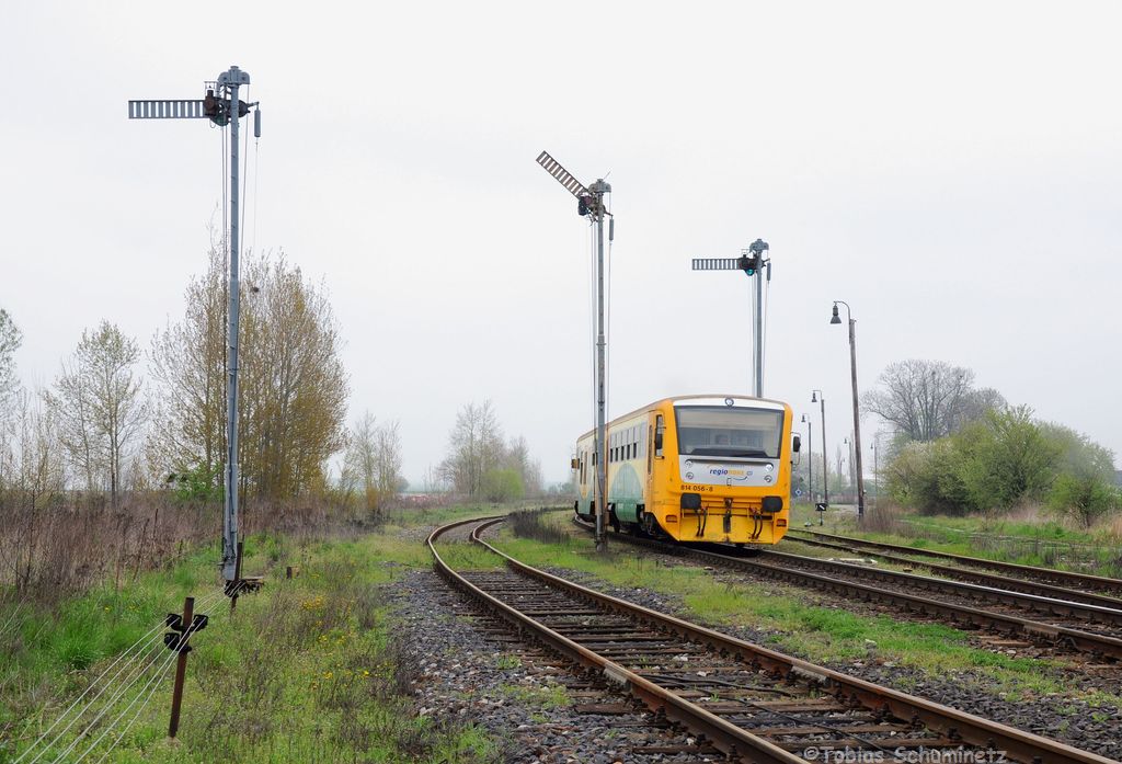814 056 als Os 9818 von Praha Masarykovo nádraží nach Kladno am 01.05.2013 in Jeneč