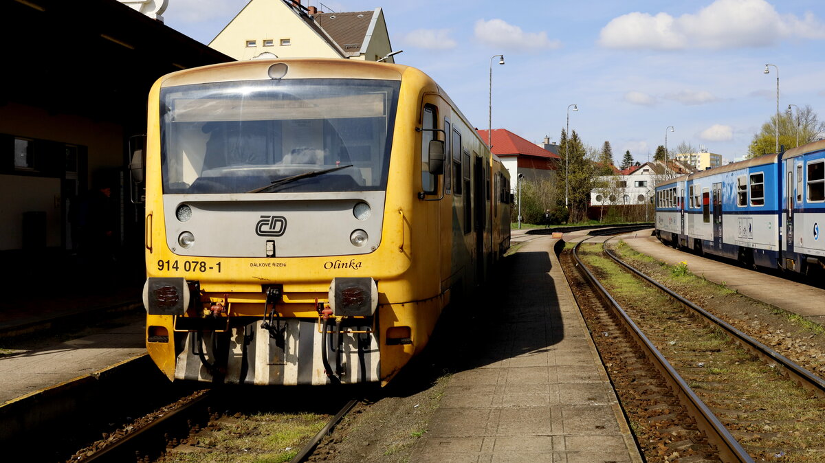 814 078-1  Olinka  aus Nymburk gekommen, wartet  in  Jičín (deutsch Jitschin, ältere Schreibweise Gitschin) auf die Rückfahrt. 20.04.2023 13:22 Uhr.