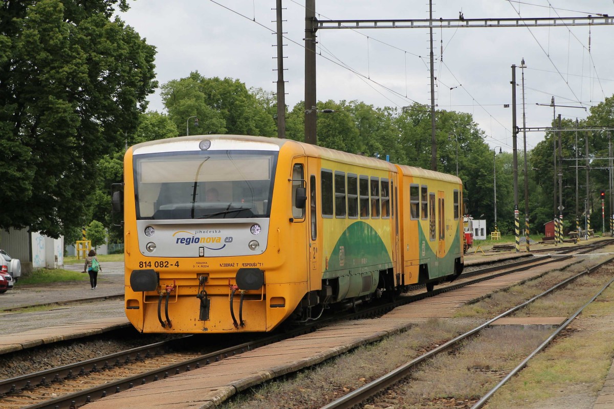 814 082-4 / 914 082-3 mit Os 8318 Veselí nad Lužnicí-Počátky-Žirovnice auf Bahnhof Jindřichův Hradec am 27-5-2013. 