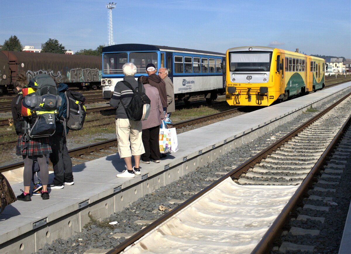 814 094 -9, als Eilzug  aus Jesenik über Głuchołazy kommend, läuft in Krnov ein.
Entgegen den sonstigen Erlebnissen des eher disziplinierten Ein - und Aussteigens in Tschechien  liefen die Einsteiger schon auf den schmalen Bahnsteig, bevor der Zug einlief, dehalb kam es zu großen Gedränge , auf dem schön sanierten, aber  sehr schmalen Bahnsteig.01.10.2021  11:03 Uhr.