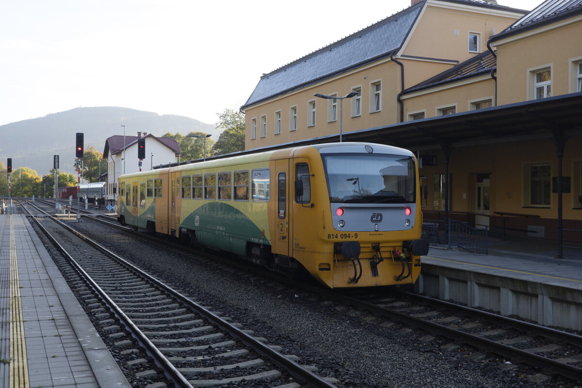 814 094-9 als Schnellzug nach Krnov über Głuchołazy 16.10.2021 16:07 Uhr in Jesenik.