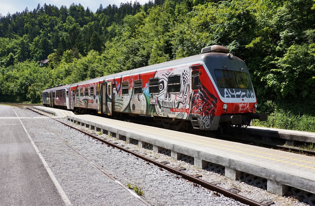 814 121-5 als LP 4210 (Sežana - Nova Gorica - Jesenice), am 26.5.2016 bei einem Aufenthalt im Bahnhof Bled Jezero.
Da im Bahnhof Jesenice auf Grund von Bauarbeiten nur ein Bahnsteiggleis zur Verfügung steht musste der Zug hier eine Weile warten.