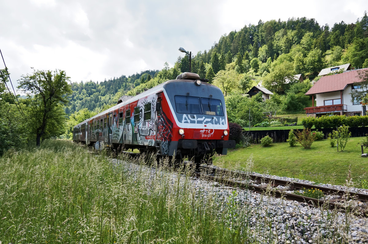 814 121-5 als LP 4210 (Sežana - Nova Gorica - Jesenice), am 26.5.2016 kurz nach dem Bahnhof Bahnhof Bled Jezero.