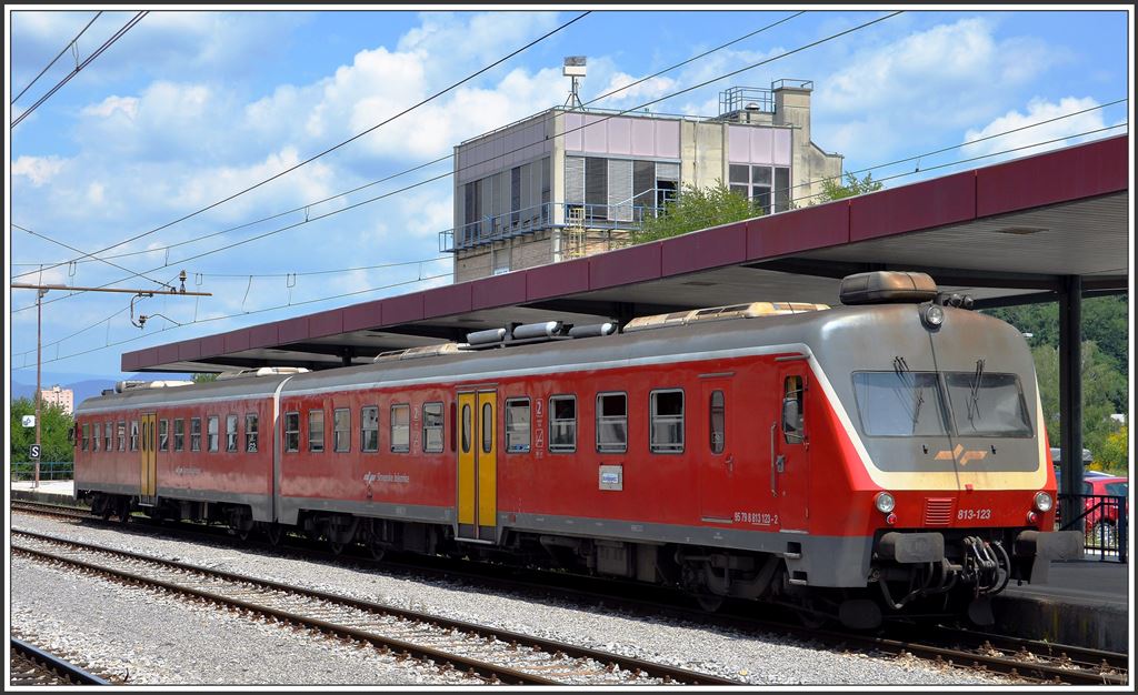 814 123 in Celje. Er wird als Reg 7811 nach Durmanec in Kroatien verkehren. Ich hatte schon gehofft einen unversprayten TW vorzufinden, aber die Rückseite bot dann wieder das gewohnte Bild slowenischer TW. (01.07.2015)