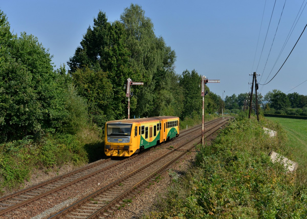 814 124 als Os nach Domazlice am 24.08.2013 bei Janovice nad Uhlavou.