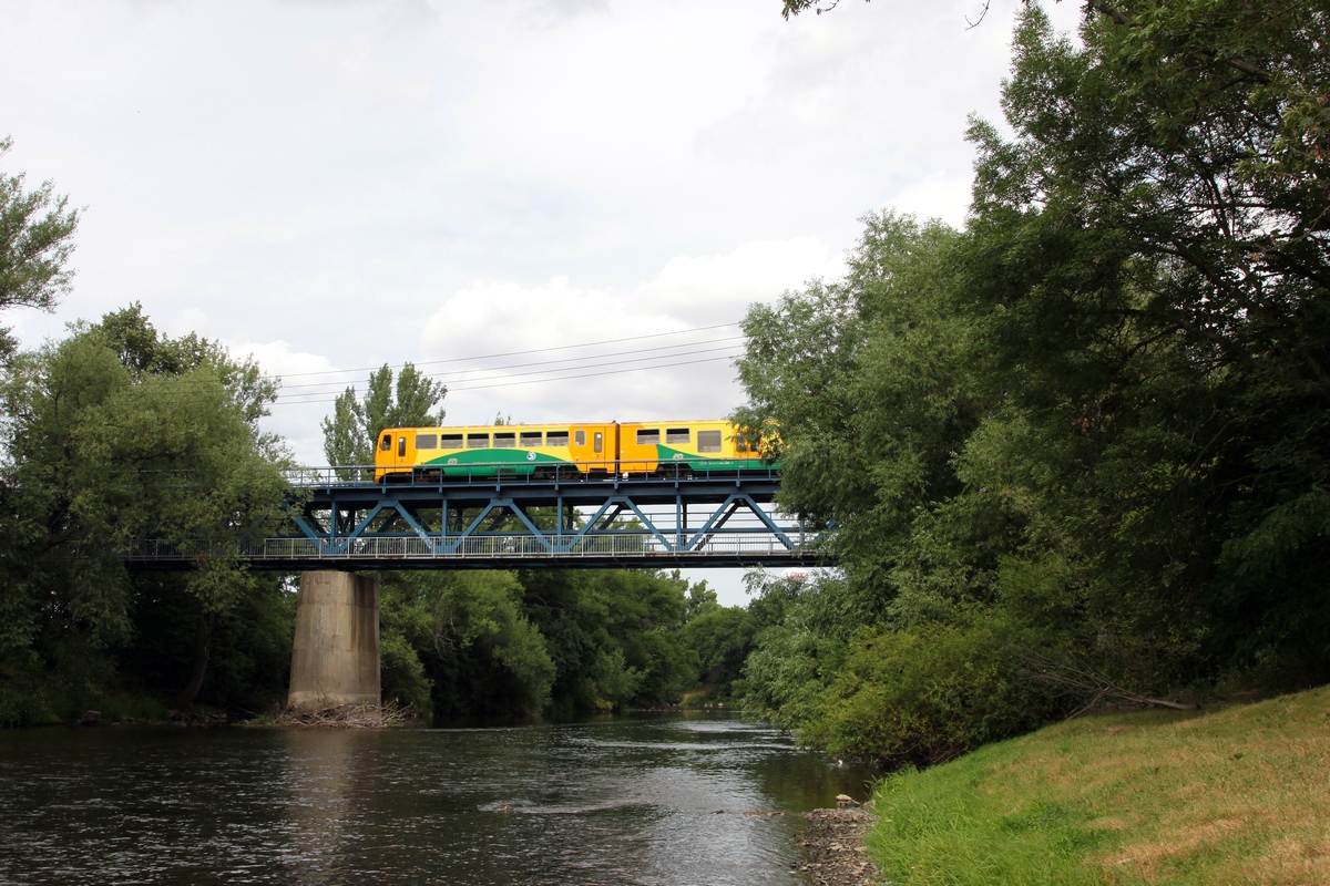 814/914 059, ala Os6714, auf der Egerbrücke in Louny am 22.07.2019