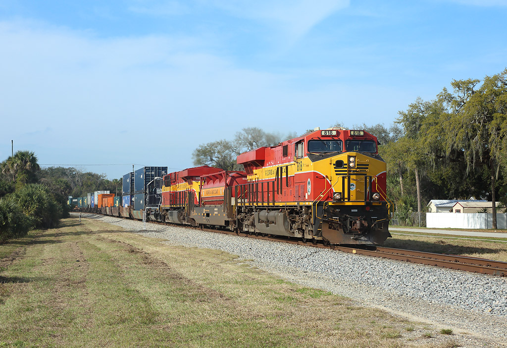 818 & 823 approach New Smyrna Beach whilst working FEC train 101-12 from Jacksonville Bowden to Miami Hialeah,  12 Feb 2019.

411 is being hauled dead in the consist...