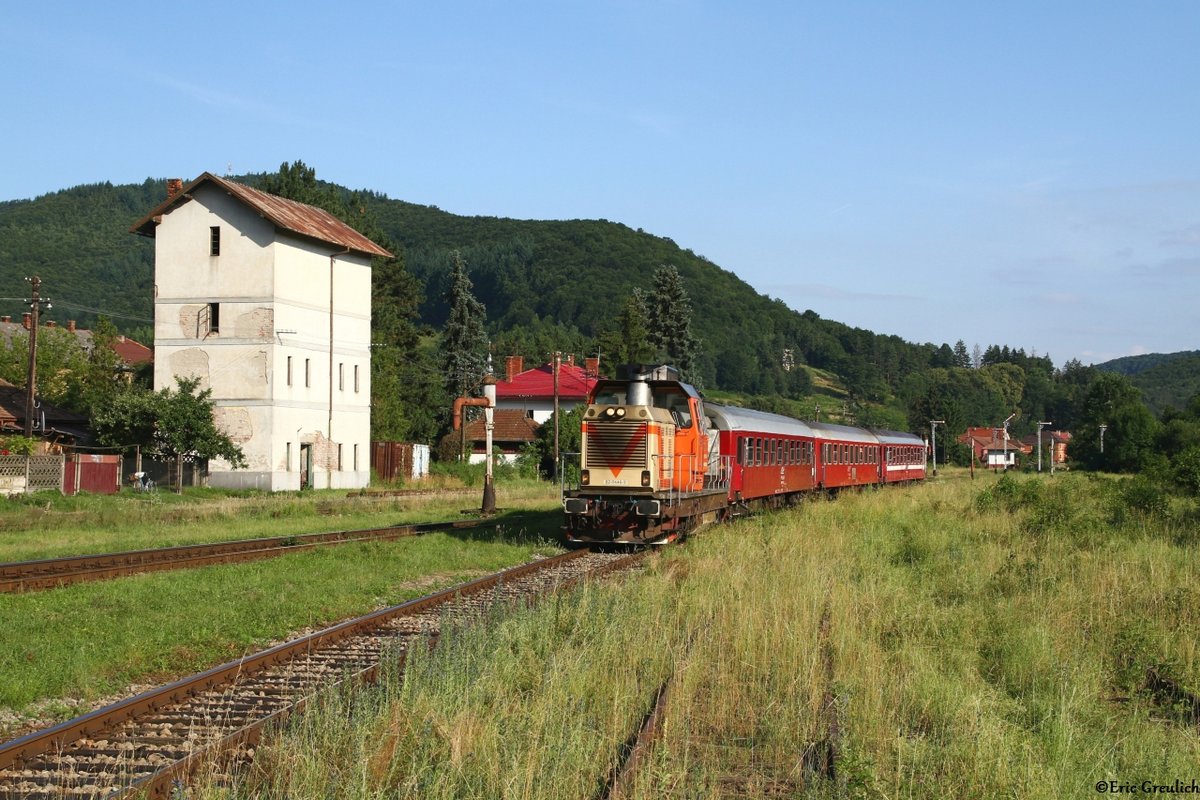 82 0446 brachte am Abend des 30.06.16 einen Regio von Cluj Napoca nach Oradea und legte in Ciucea einen kurzen Halt ein. Die Gütergleise waren zum Zeitpunkt der Aufnahme in einem nicht mehr befahrbaren Zustand. Es fehlten an einigen Stellen auch Schienen.