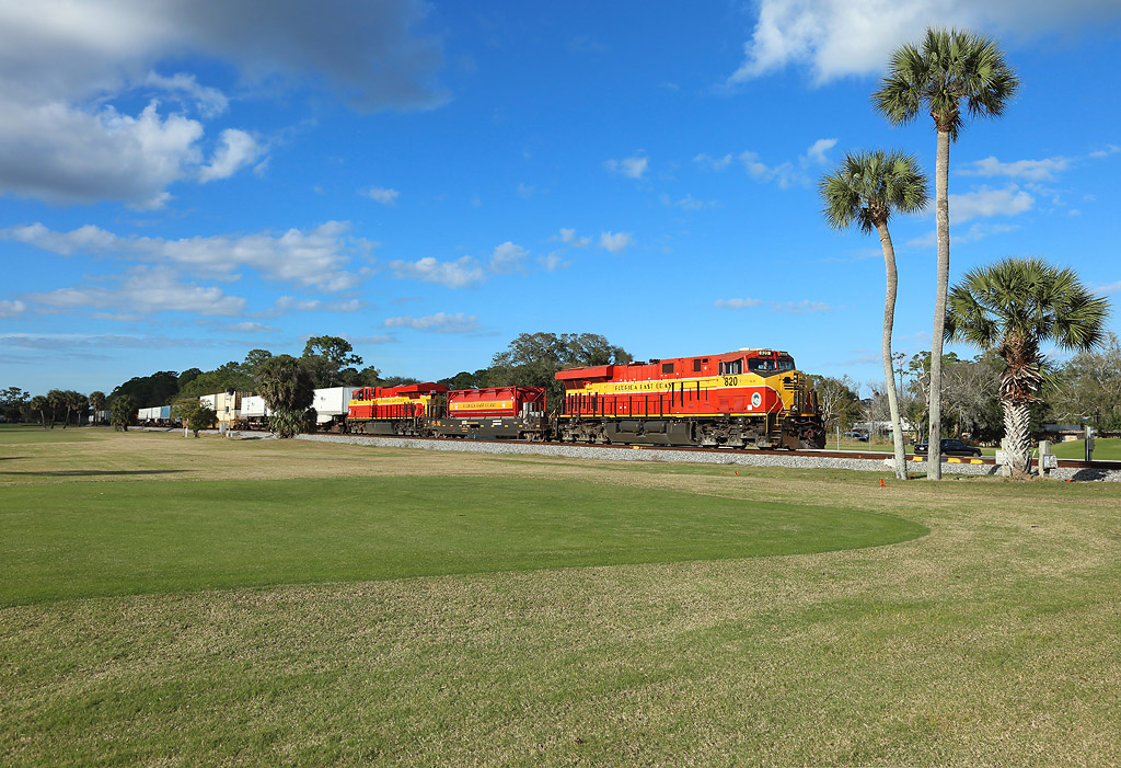 820 & 802 cross the Daytona Beach Golf Club whilst hauling FEC train 101 from Jacksonville Bowden to Miami Hialeah, 9 Feb 2020