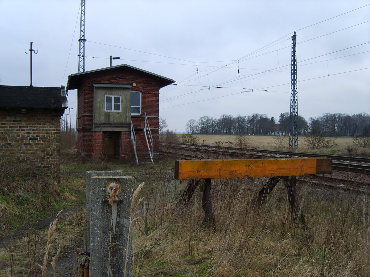 ‎16. ‎Februar ‎2006 in Ferdinandshof, am nördlichen Ende nach Anklam stand das Stellwerk. Schon längst verschwunden.