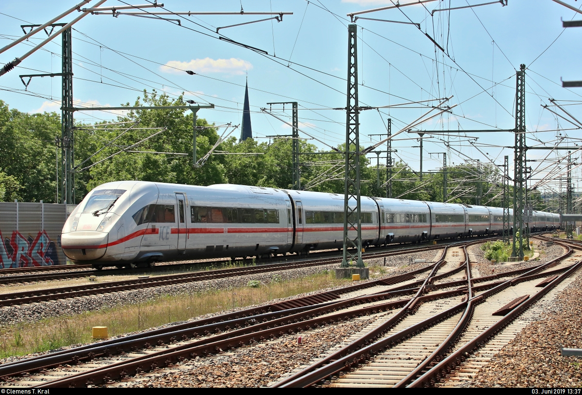 821 021-5 (BR 412 | Tz 9021) als ICE 508 (Linie 28) von München Hbf nach Hamburg-Altona erreicht Erfurt Hbf auf Gleis 9.
Aufgenommen am Ende des Bahnsteigs 3/6.
[3.6.2019 | 13:37 Uhr]