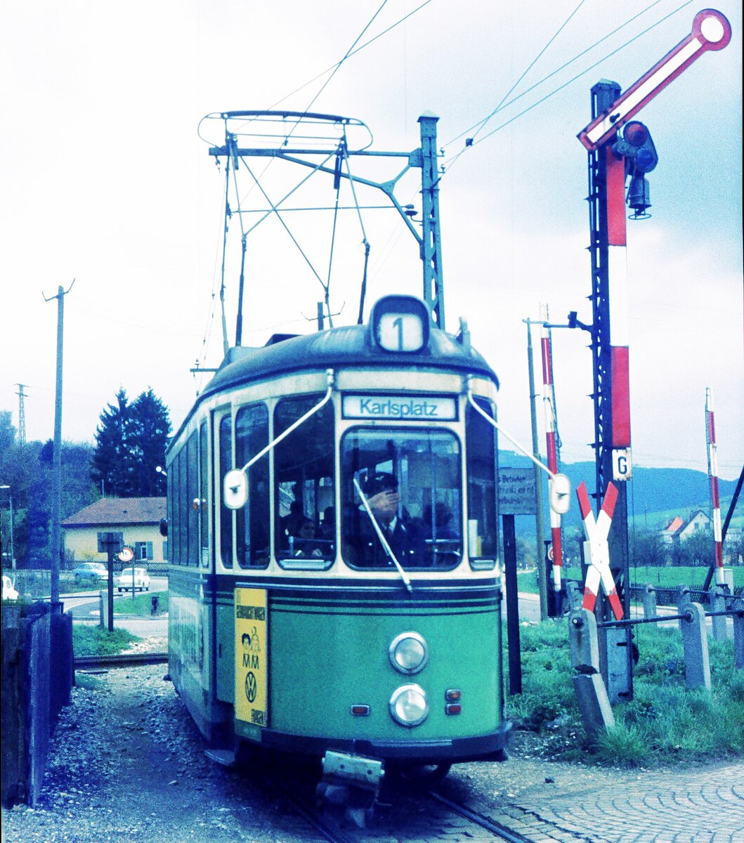 ‘Motiv und Beiwerk‘(erkennbare Gesichter in Bahn-Fotos im internet immer unkenntlich machen?) 2. Bsp. Reutlingen : 1970, als die Einstellung der Straßenbahn bereits akut war (zunächst aber nur L.3+4 traf,1974 auch L.1+2) begegneten mir mehrere Fahrer mit Hand vor dem Gesicht, weil sie über die Abschaffung ihrer Strambe so verbittert waren, daß es keine Bilder mit ihnen mehr geben sollte … Also, (Aktions-Umkehr) sollen doch alle Tfs selbst sie Hand heben, wenn sie nicht wollen, daß…   :-/  [RT, Südbhf. 1970]