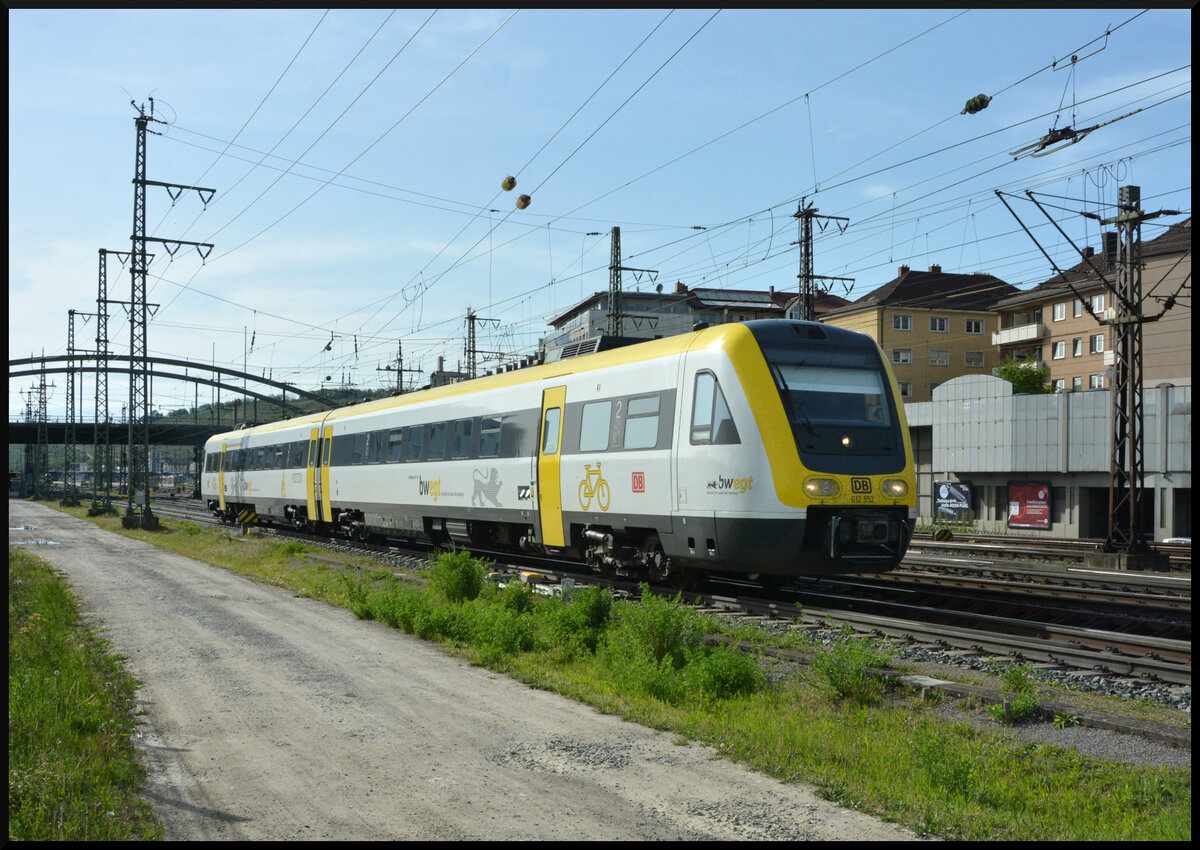 „bwegter“ VT 612 auf Überführungsfahrt: Der im Baden-Württemberg-Design „bwegt“ lackierte VT 612 052/552 (DB Regio) fuhr am 29.04.2024 als Lt-G 70630 von Erfurt Fahrzeugwerk nach Ulm Pbf, als er in Würzburg mit ca. 120 Minuten Verspätung fotografiert werden konnte. Normalerweise sind dort nur die verkehrsroten VT 612 der Linien RE 7 Würzburg – Erfurt und RE 57 Würzburg – Bad Kissingen anzutreffen.