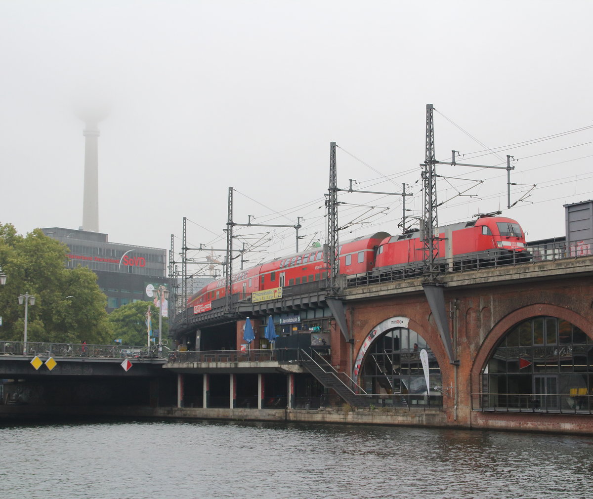 „Guten Morgen Berlin, du kannst so hässlich sein, so dreckig und grau.  - Wie schon öfters an diesem Tag ist es allein der Zug, der ein bisschen Farbe ins Bild bringt. 182 010 zieht den RE1 (Magdeburg Hbf - Frankfurt(Oder) Hbf) an der S-Bahn-Station Jannowitzbrücke vorbei in Richtung Osten.

Berlin Jannowitzbrücke, 17. Oktober 2016