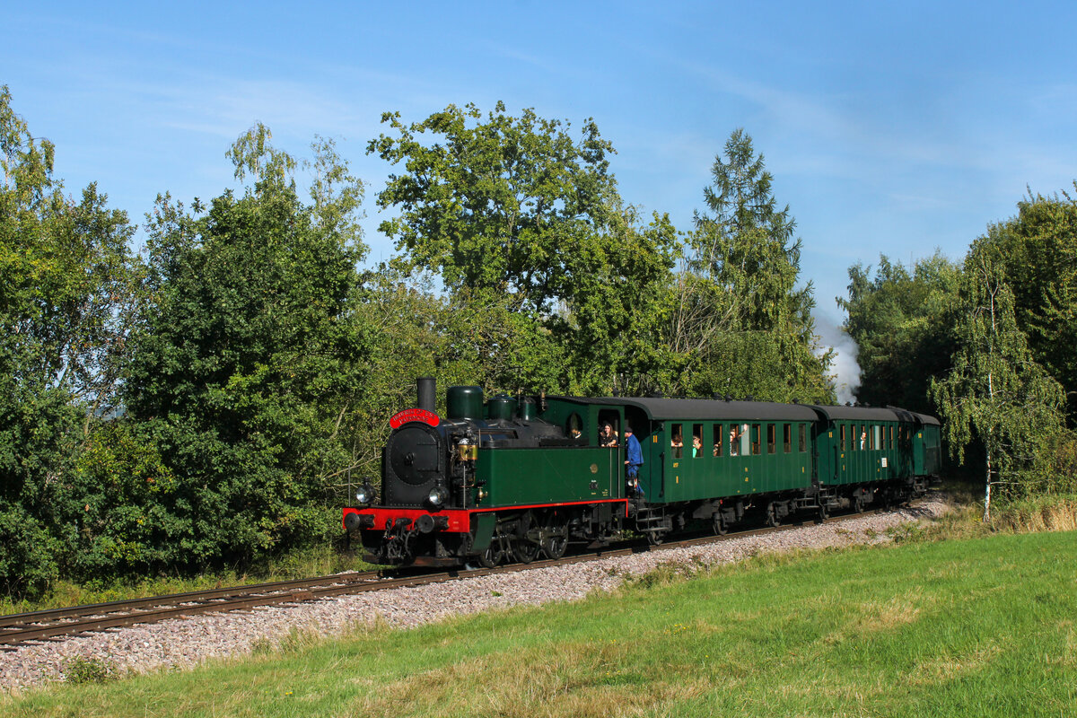 „Helena“ zieht ihren Zug aus Petange heraus nach Fond-de-Gras. Am Zugschluss schiebt ADI 12 nach. (07.09.2025)