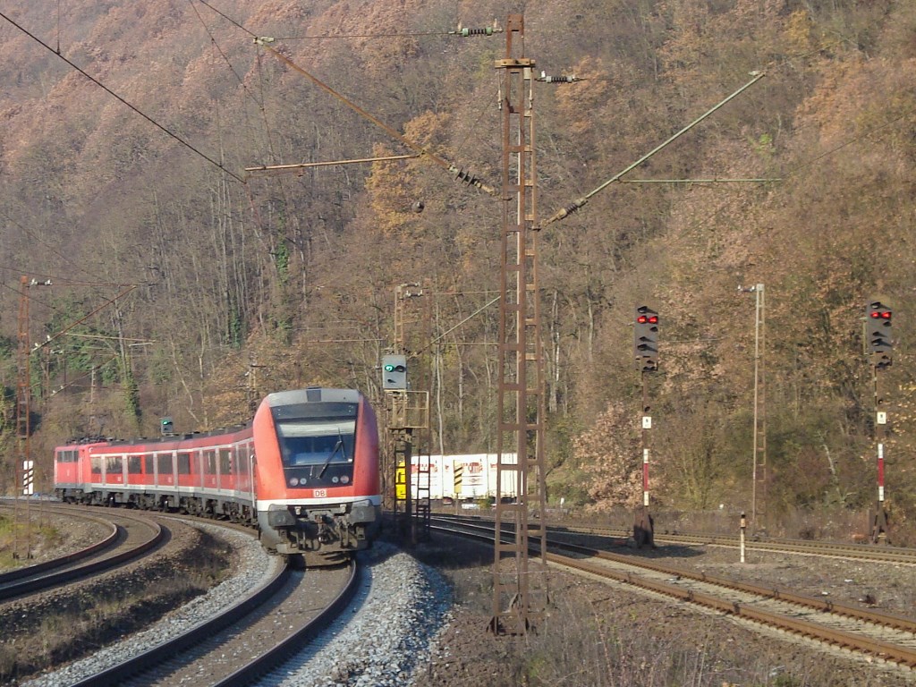 „Nachschuss“ aus dem alten Bahnhof Wernfeld auf einen RE nach Frankfurt. Rechts sieht man die im Bahnhof zweigleisige Werntalbahn nach Schweinfurt. (21.11.11)
