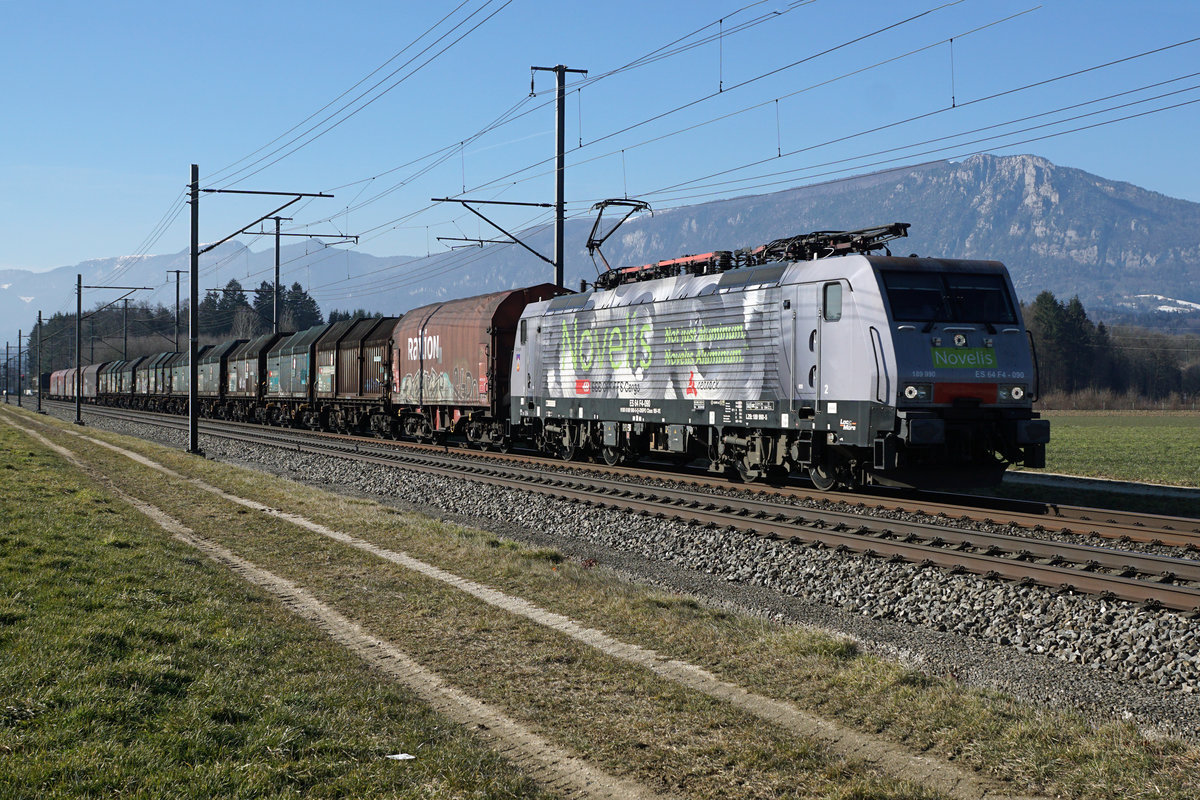  „Novelis-Zug“ 68740 Sierre-Göttingen bespannt mit der extra für die Führung dieses Zuges hergerichteten ES 64 F4-090 bei Deitingen am 18. Februar 2019.
Foto: Walter Ruetsch