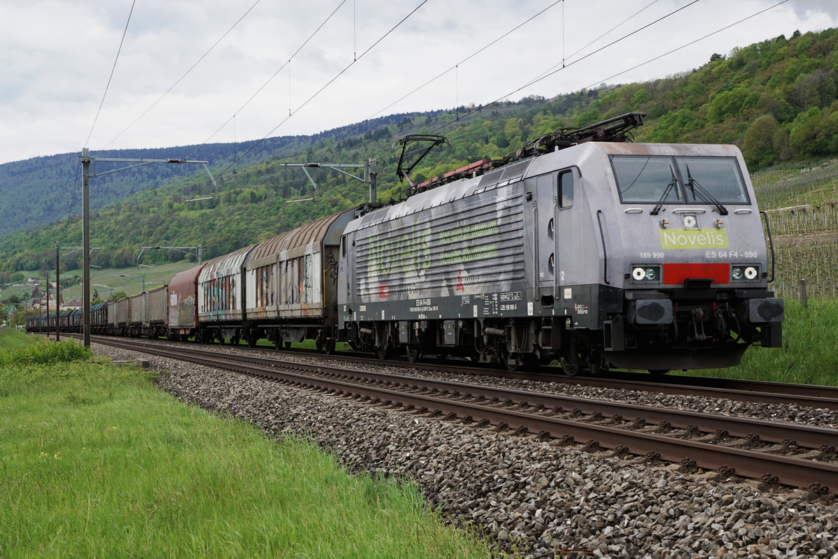 „Novelis-Zug“ 68740 Sierre-Göttingen bespannt mit der extra für die Führung dieses Zuges hergerichteten ES 64 F4-090 bei Cressier am 29. April 2019.
Foto: Walter Ruetsch