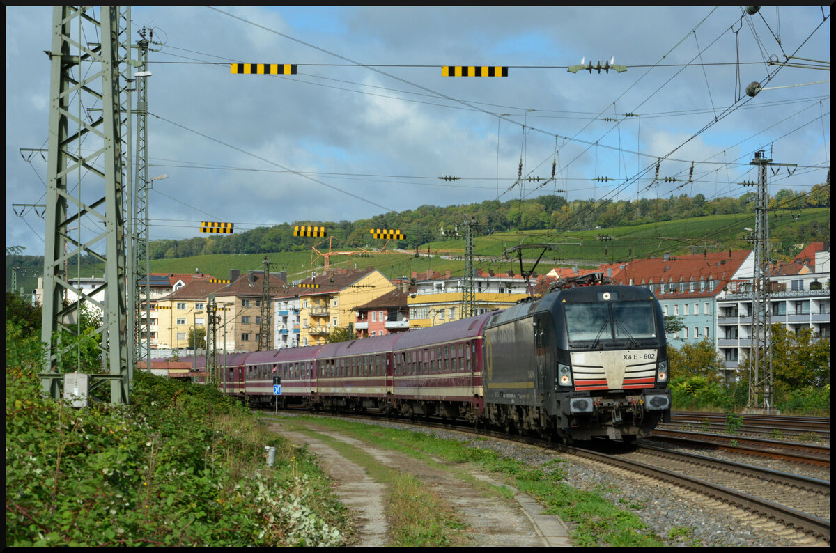„O’zapft is.“ Der MSM Oktoberfest-Partyzug: Alljährlich lockt das Oktoberfest, auch d‘ Wiesn genannt, viele Touristen aus nah und fern an. So beförderte Beacon 193 602 am 28.09.2024 den Oktoberfest-Partyzug MSM 303 Bremen – München mit etwas Verspätung durch Würzburg gen Süden.
