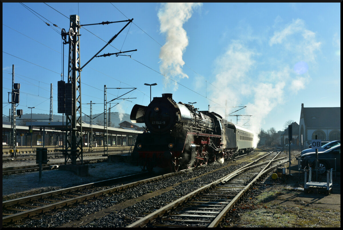 „Rodelblitz“ reloaded - die 2. Saison: Der „Rodelblitz“ fuhr wieder erfolgreich im Jahr Zwei unter Regie der IGE Werrabahn Eisenach e.V. durch Thüringen. Neu in dieser Saison war die Unterstützung durch die Süd-Thüringen-Bahn (STB) und die Erfurter Bahn (EB). Hier wartet 41 1144-9 mit dem Nostalgiezug am Vormittag des 28.01.2024 auf die Abfahrt nach Arnstadt.