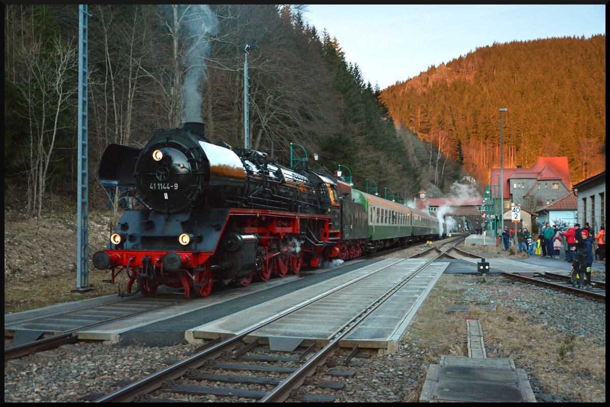 „Rodelblitz“ reloaded - die 2. Saison: Der „Rodelblitz“ fuhr wieder erfolgreich im Jahr Zwei unter Regie der IGE Werrabahn Eisenach e.V. durch Thüringen. Neu in dieser Saison war die Unterstützung durch die Süd-Thüringen-Bahn (STB) und die Erfurter Bahn (EB). Hier befindet sich 41 1144-9 mit dem Nostalgiezug am 28.01.2024 auf der Rückfahrt beim Wasser fassen im (ehem.) Bahnhof Oberhof.