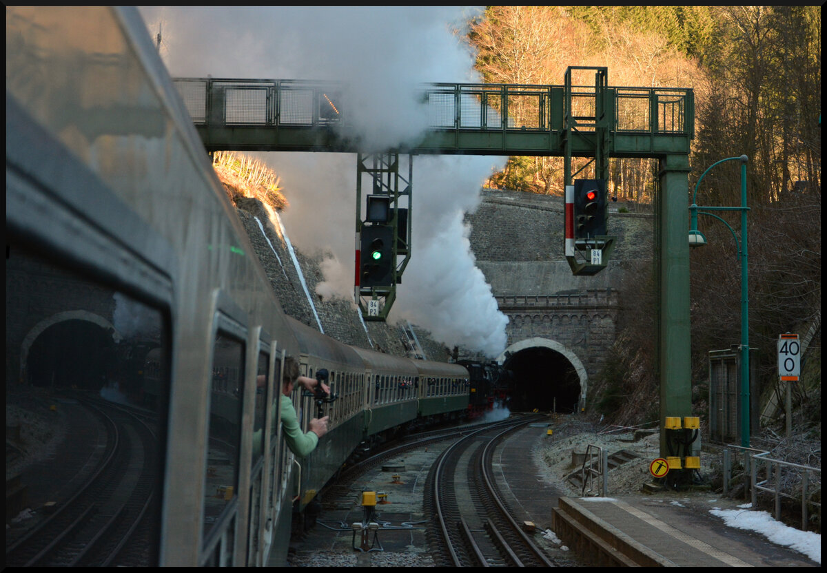 „Rodelblitz“ reloaded - die 2. Saison: Der „Rodelblitz“ durchfährt hier am 28.01.2024 ohne Halt den (Betriebs-)Bahnhof Oberhof und taucht gleich mit der Dampflok 41 1144-9 voraus in den Brandleitetunnel ein.