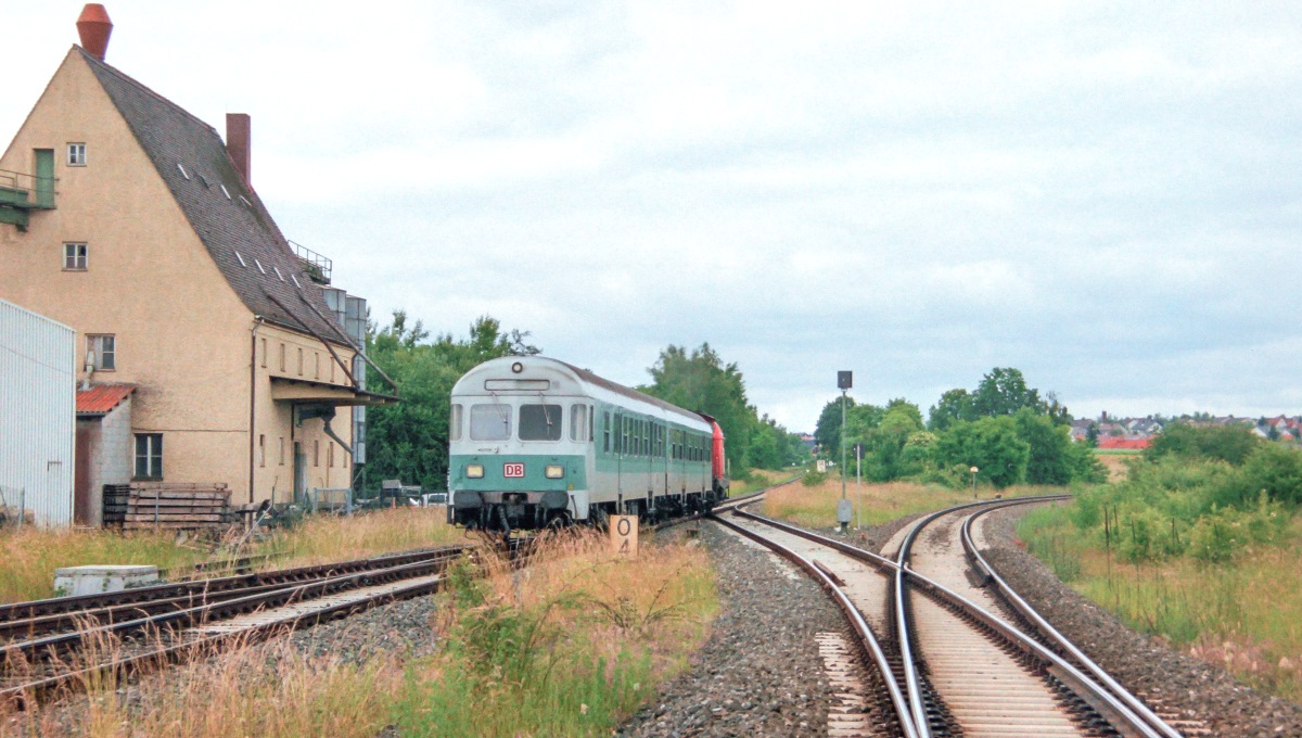 „Steuerwagen voraus“ erreichte am 19.6.01 eine RB aus Bad Kissingen den Abzweigbahnhof Ebenhausen. Rechts das Gleis nach Bad Neustadt. (Die Szene wurde vom nördlichen Bahnsteigende aus fotografiet.) 