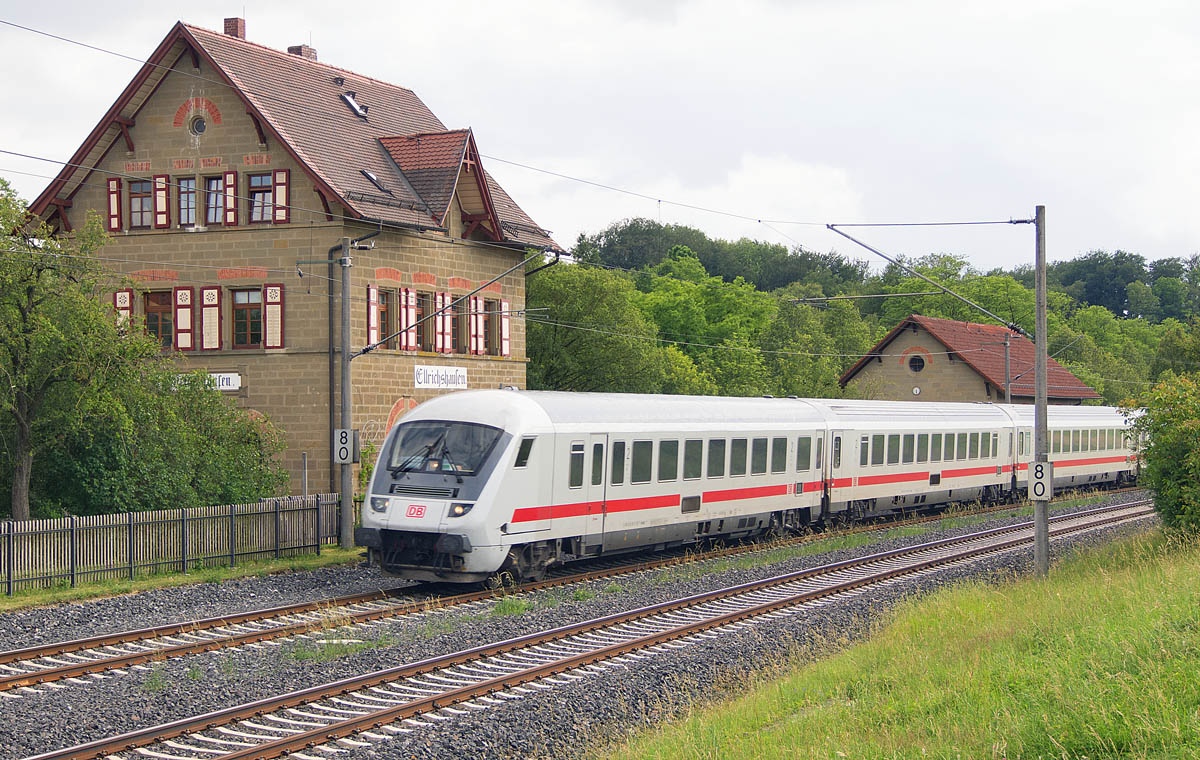 „Steuerwagen voraus“ fuhr der IC von Karlsruhe nach Nürnberg am 7.7.13 am Empfangsgebäude des früheren Bahnhofs Ellrichshausen vorbei. 