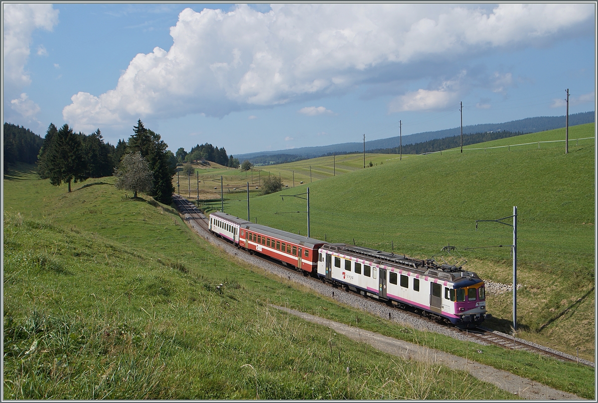 … alles hat seine Zeit...
und so wird dieses Bild bald der Vergangenheit angehören: Der ex MThB ABDe 4/4 ist bei der Travys als (94 857) 578 016-8 mit dem Regionalzug 4220 (auch Schülerzug genannt) von Le Brassus nach Le Pont zwischen Le Séchey und Les Charbonnières unterwegs; doch der Zug verlässt das sonnige Vallée de Joux und darf wieder an den Bodensee zurückkehren: Am 28 Oktober 2018 wird der Verein Historische Mittel Thurgau Bahn den Zug übernehmen und nach Romanshorn überführen. 

5. Sept. 2014  