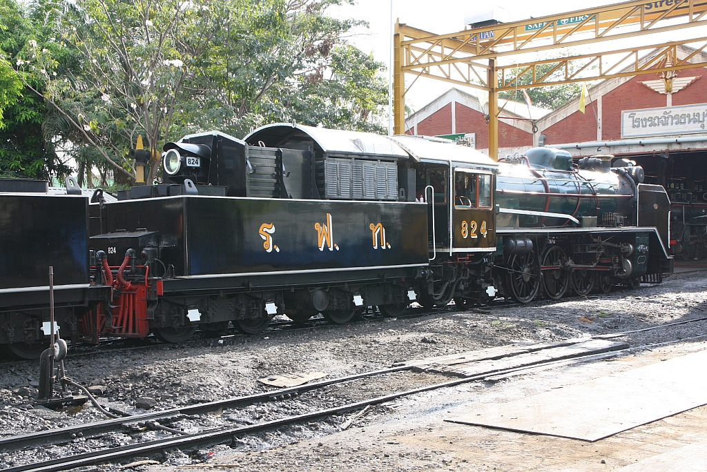 824 (2'C1'h2, Nippon Sharyo (Japan), Bauj. 1949, Fab.Nr. 1525) am 25.März 2017 im Depot Thon Buri.