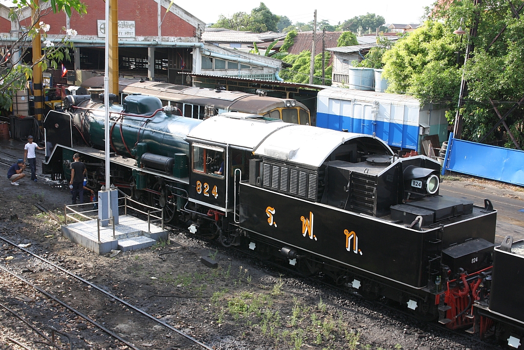 824 (2'C1'h2, Nippon Sharyo (Japan), Bauj. 1949, Fab.Nr. 1525) am 25.März 2017 im Depot Thon Buri.