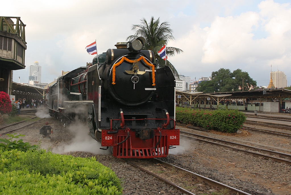 824 (2'C1'h2, Nippon Sharyo (Japan), Bauj. 1949, Fab.Nr. 1525) fährt am 26.März 2017 mit dem Excursion 901 aus der Hua Lamphong Station. - Video zum Bild unter: http://www.bahnvideos.eu/video/Thailand~Dampflokomotiven~824/20707/824-und-850-mit-dem-sonderzug.html