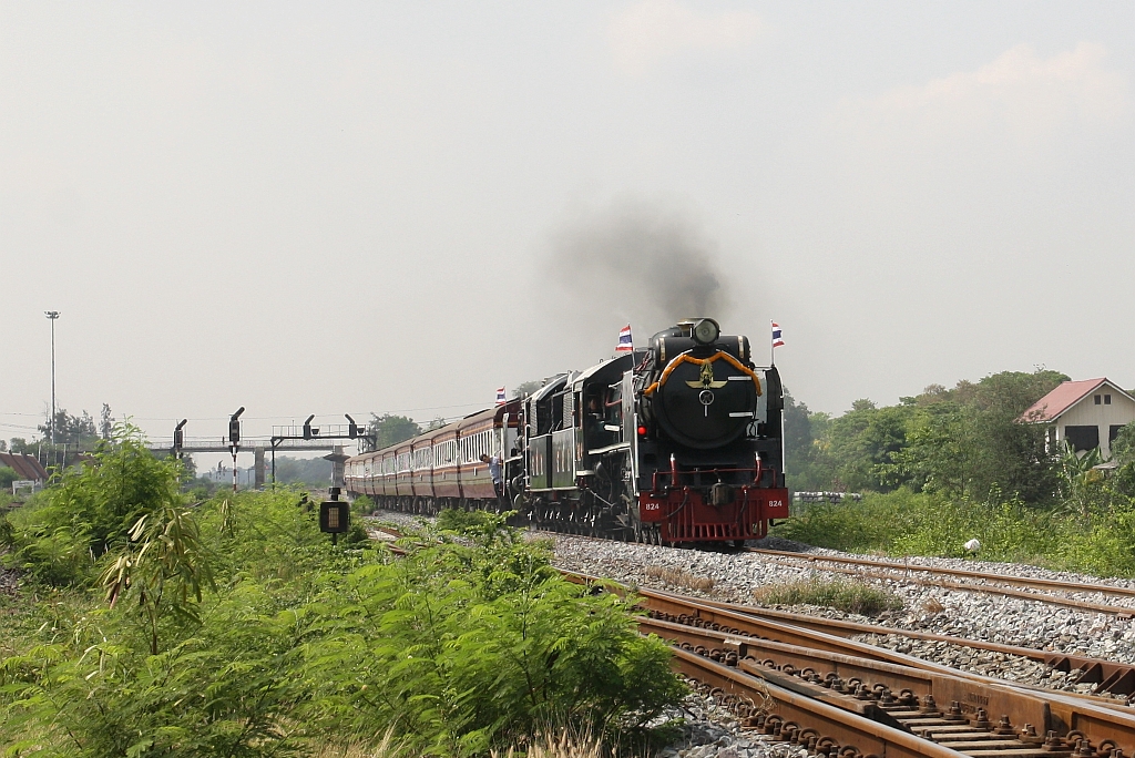 824 (2'C1'h2, Nippon Sharyo (Japan), Bauj. 1949, Fab.Nr. 1525) und 850 (2'C1'h2, Nippon Sharyo (Japan), Bauj. 1950, Fab.Nr. 1547) am 26.März 2017 mit dem Excursion 901 von Bangkok Hua Lamphong nach Ayutthaya bei der Fahrt durch die Chiang Rak Station. - Video zum Bild unter: http://www.bahnvideos.eu/video/Thailand~Dampflokomotiven~824/20707/824-und-850-mit-dem-sonderzug.html