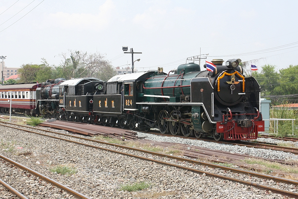 824 (2'C1'h2, Nippon Sharyo (Japan), Bauj. 1949, Fab.Nr. 1525) und 850 (2'C1'h2, Nippon Sharyo (Japan), Bauj. 1950, Fab.Nr. 1547) am 26.März 2017 nach der Ankunft mit dem Sonderzug 901 aus Bangkok Hua Lamphong in der Ayutthaya Station.