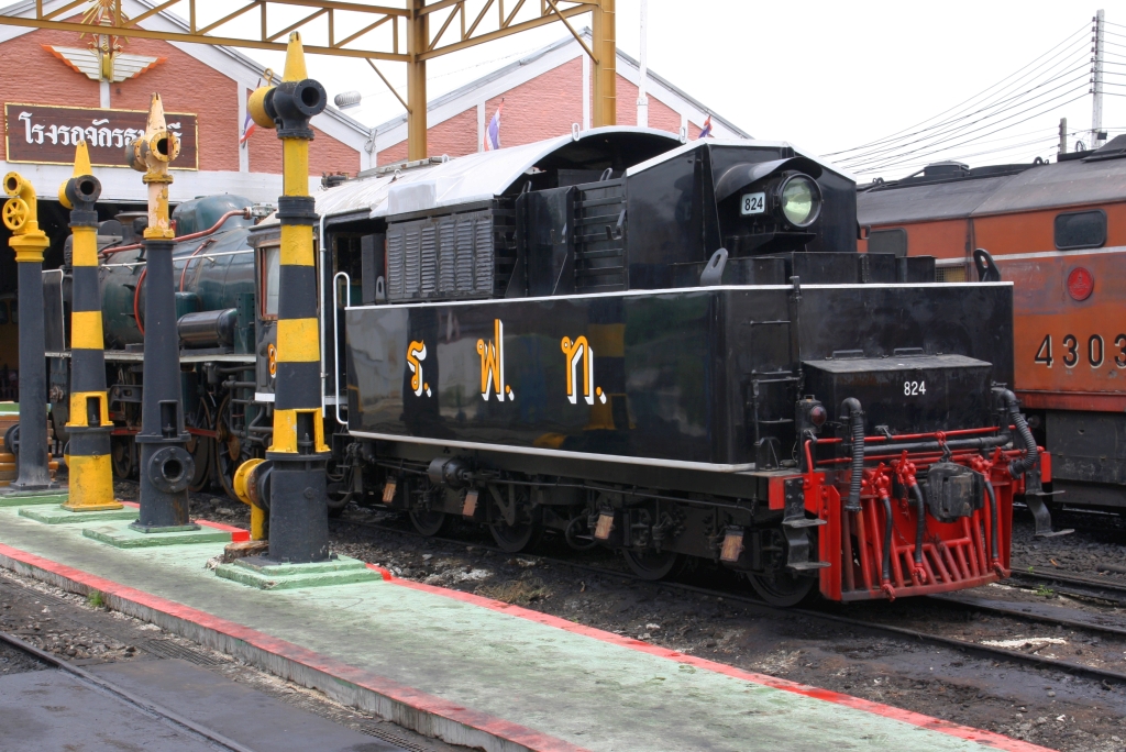 824 (2'C1'h2, Nippon Sharyo (Japan), Bauj. 1949, Fab.Nr. 1525) am 28.April 2023 betriebsfähig abgestellt im Depot Thon Buri.